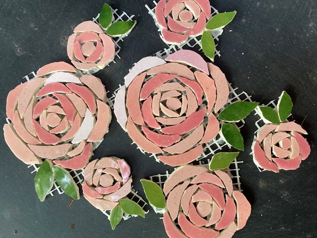 hand-nipped-mix-colour-roses-small--4cm-with-2-leaves